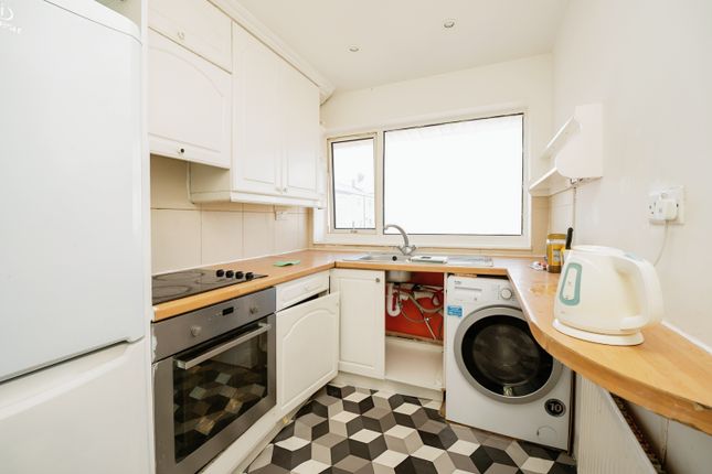 Flat for sale in Toft Avenue, Grays