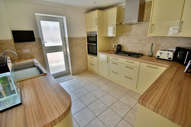 4, Elm Tree Walk, Ferndown photo 3