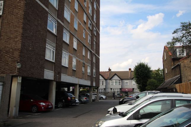 Flat for sale in Park Avenue, Ilford