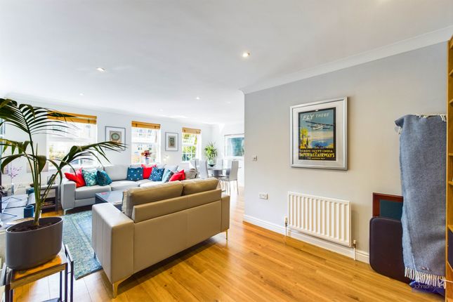 Town house for sale in Meadow View, Chertsey