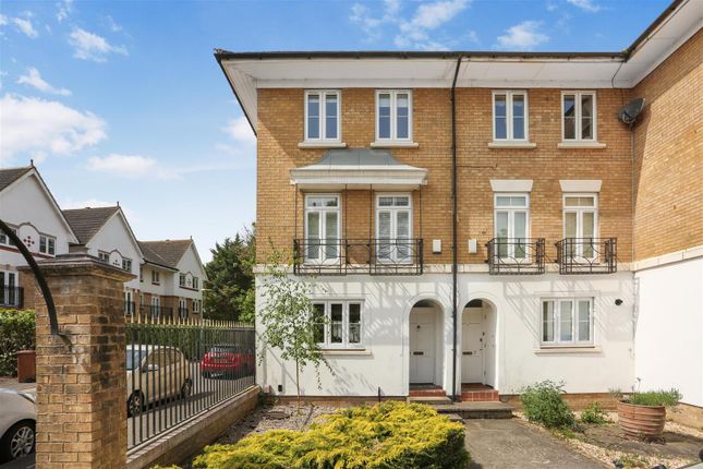 Town house for sale in Courtenay Avenue, Sutton