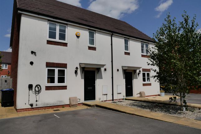 8, Clover Grove, Calne photo 3