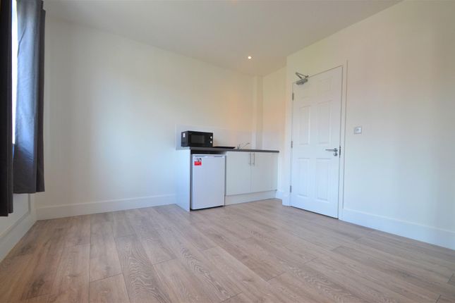 Studio Flat 3, 18, Oakdale Avenue, Northwood photo 3