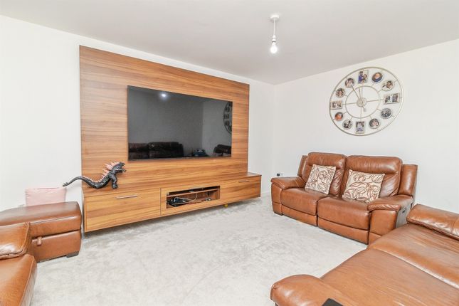 2, Henry Hoare Drive, Milton Keynes photo 4