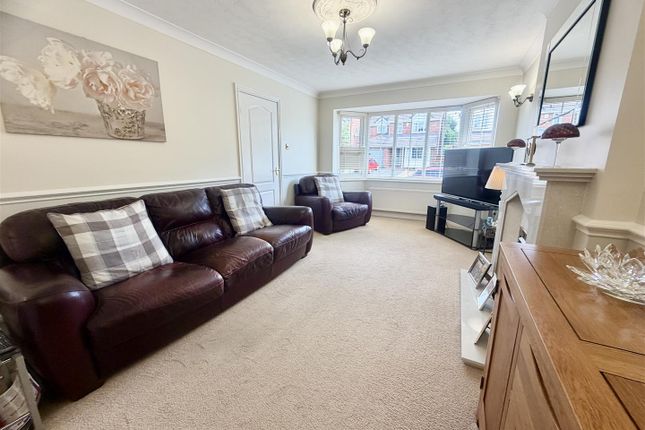 5, Hollins Beck Close, Leeds photo 3