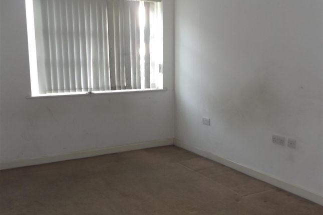 Flat to rent in High Road, Chadwell Heath, Romford