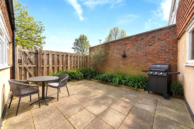 G18VC01280,, Farnham Gardens, London photo 5