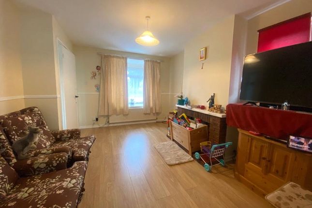 53, Denton Close, Surrey photo 4