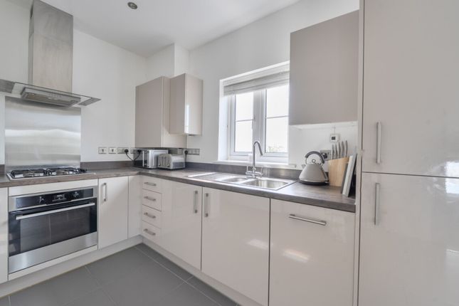 1 Lotus Close, Chigwell photo 2