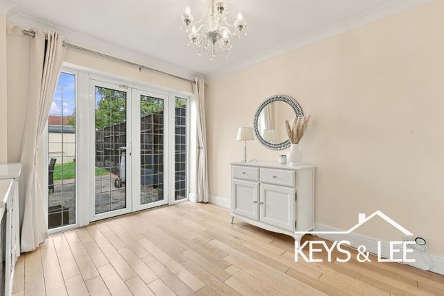45, Fontayne Avenue, Romford photo 3