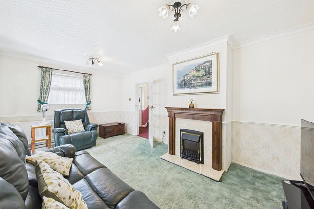 48, Peascroft Road, Hemel Hempstead photo 3