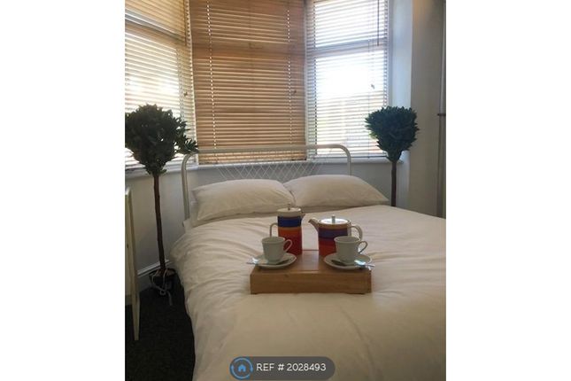 Room to rent in Barley Mow Lane, Catshill, Bromsgrove