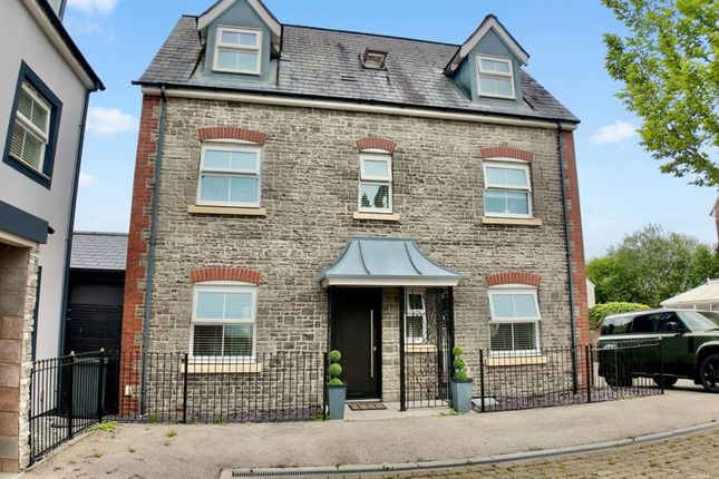 4-bed house on Griffin Drive, Hengoed, £450,000