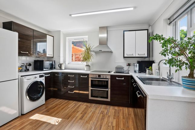 8, Cotts Wood Drive, Guildford photo 2