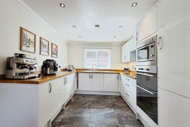 4, Willow Close, Hythe photo 2