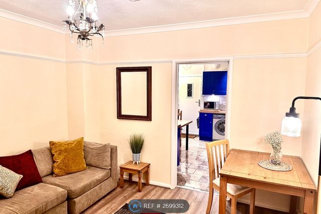 Lounge &amp; Extra Dining Area