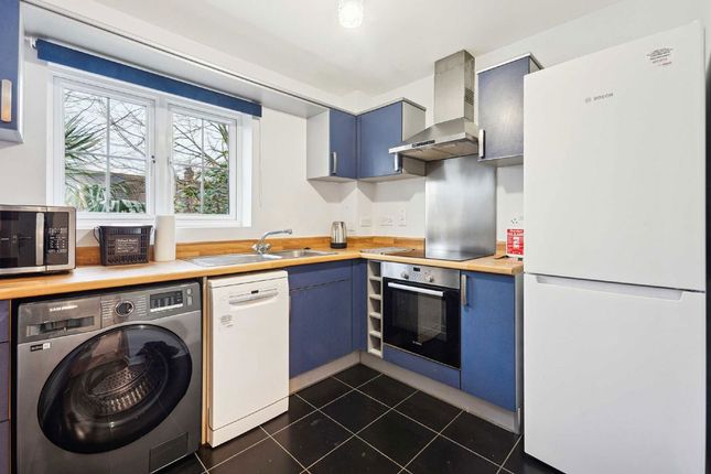 Flat 4, Damson House, Hemlock Close, London photo 3