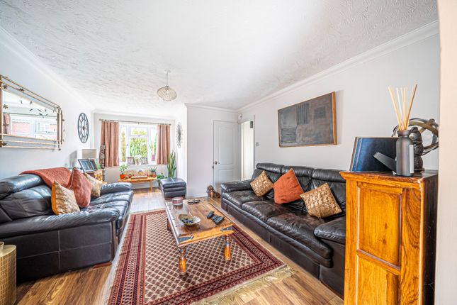 9 Burnhams Close, Andover photo 3
