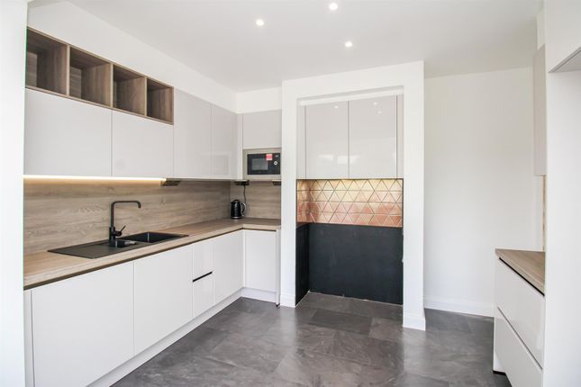 141, Hollin Lane, Wakefield photo 2