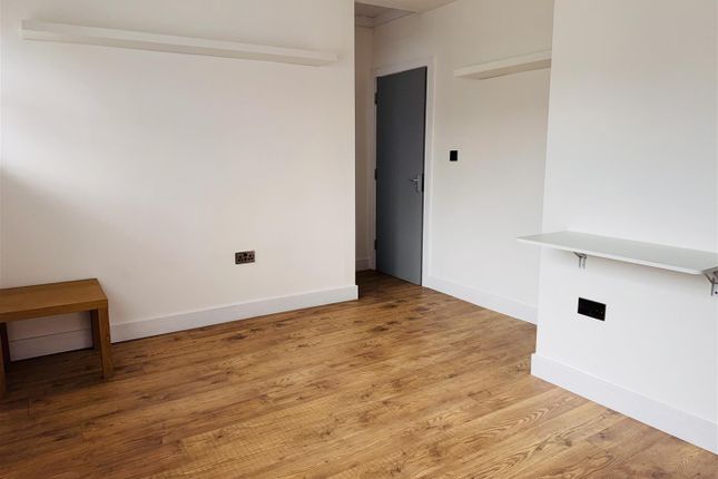 Room 4, St Norbert Drive, Derbyshire photo 3
