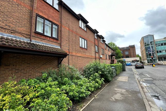 Thumbnail Flat to rent in Fairfield Avenue, Staines