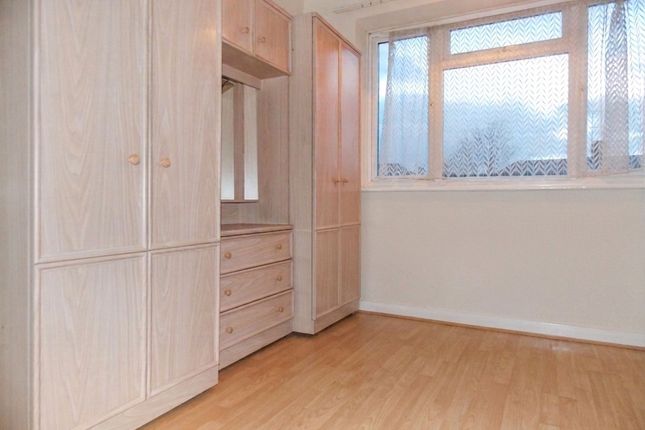 Flat 35, Keir Hardie House Marian Way, London photo 3