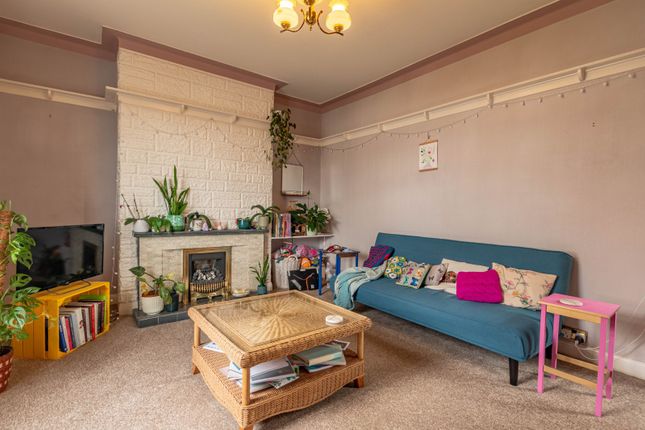35, South Hill Drive, West Yorkshire photo 4