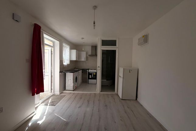 117, Myddleton Road, London photo 2