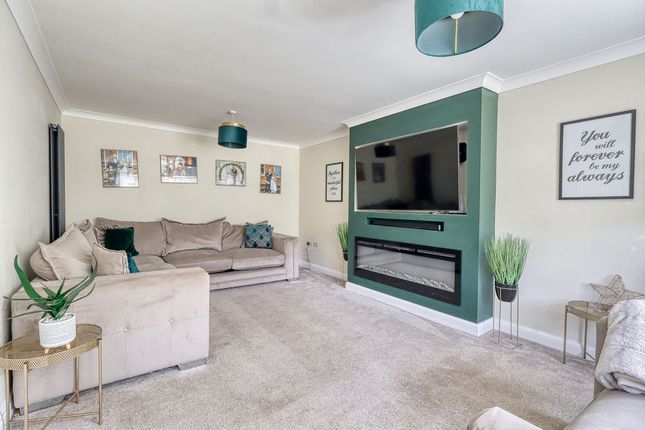 37, Willowmead Close, Scunthorpe photo 3