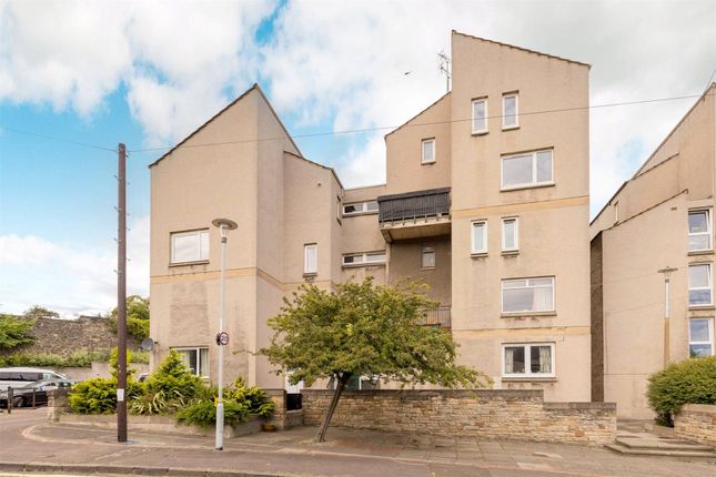 3-bed house on Abbeyhill Crescent, Abbeyhill Edinburgh, £255,000