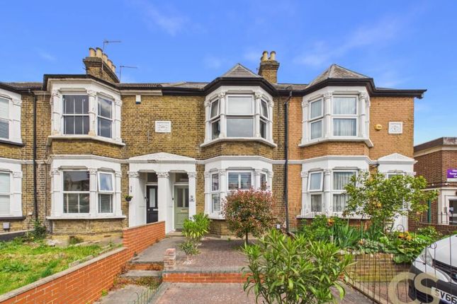 2-bed flat on 4A, Turners Hill, Waltham Cross, £225,000