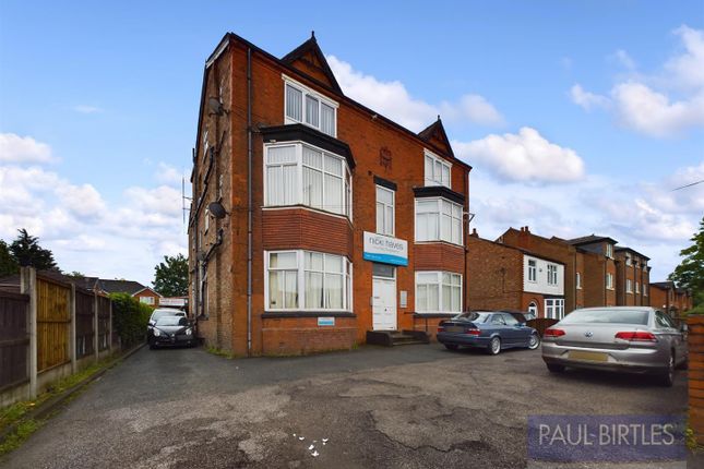 Thumbnail Flat to rent in Flixton Road, Urmston, Trafford
