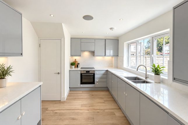 11, Dawn Close, Greater London photo 3