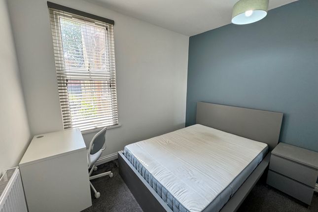 Room to rent in Grange Avenue, Earley, Reading