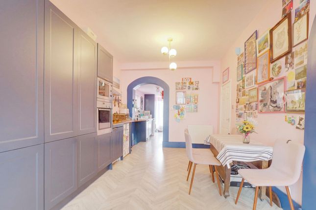 Flat for sale in Oakleigh Park Drive, Leigh-On-Sea