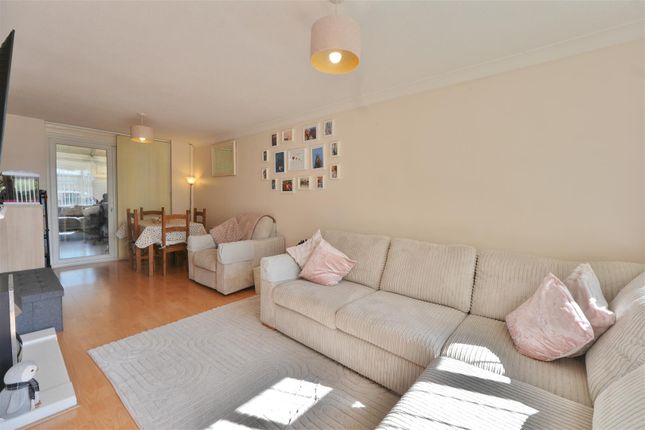 41, Fairview Road, Slough photo 2