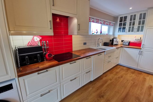 1 Oakwood Gardens, West Mersea, Colchester photo 3