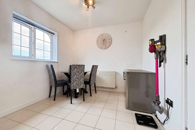 33, Castle Lodge Avenue, Rothwell, Leeds photo 4