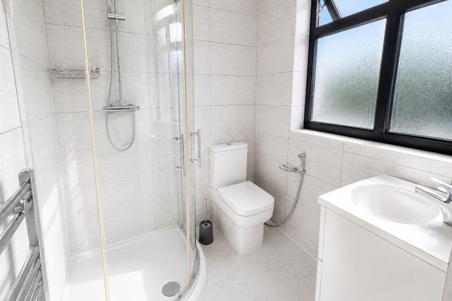 17, Blackberry Farm Close, Hounslow photo 4