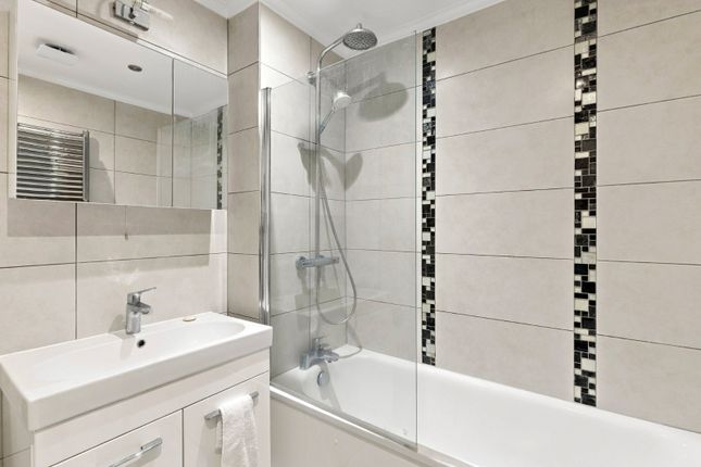 Flat A, 54, Elgin Crescent, London photo 4