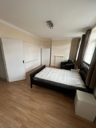 Room to rent in Vivian Avenue, London
