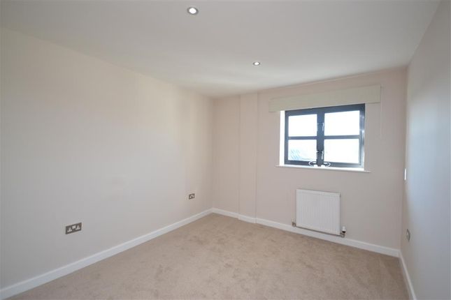 Flat to rent in Station Road, Kettering