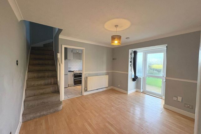 18, Iris Close, Aylesbury photo 2