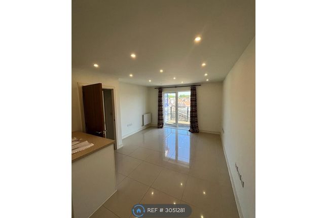 Flat, Crested Court Shearwater Drive, London photo 3