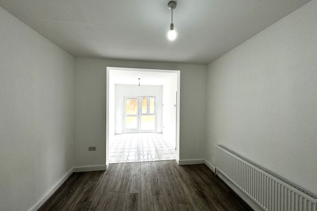 Elmstead Avenue, Wembley photo 5