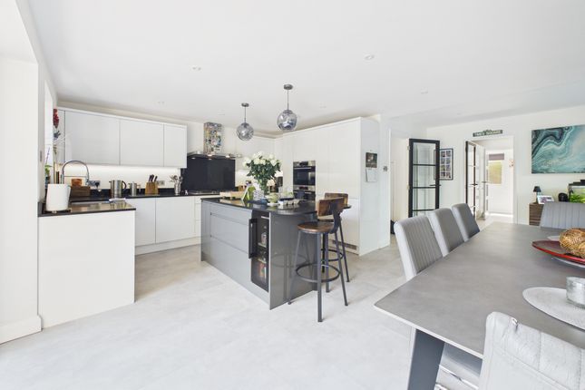 2 Cedar Drive, Marlow photo 2