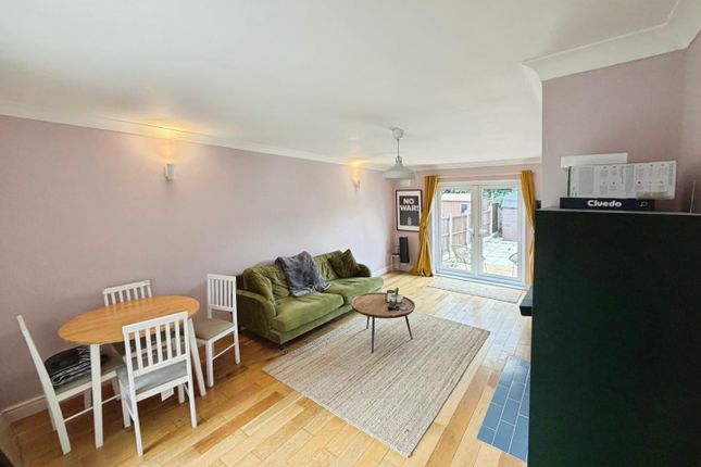 19, Neston Green, Great Sutton Ellesmere Port photo 3