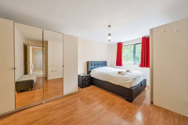 Flat to rent in Agate Close, Park Royal, London