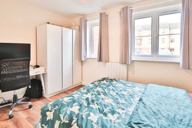 Flat for sale in Sherfield Close, New Malden