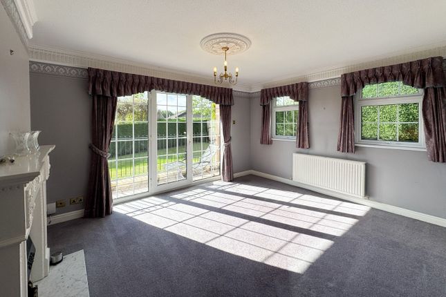 10, Sandringham Court, Huddersfield photo 4